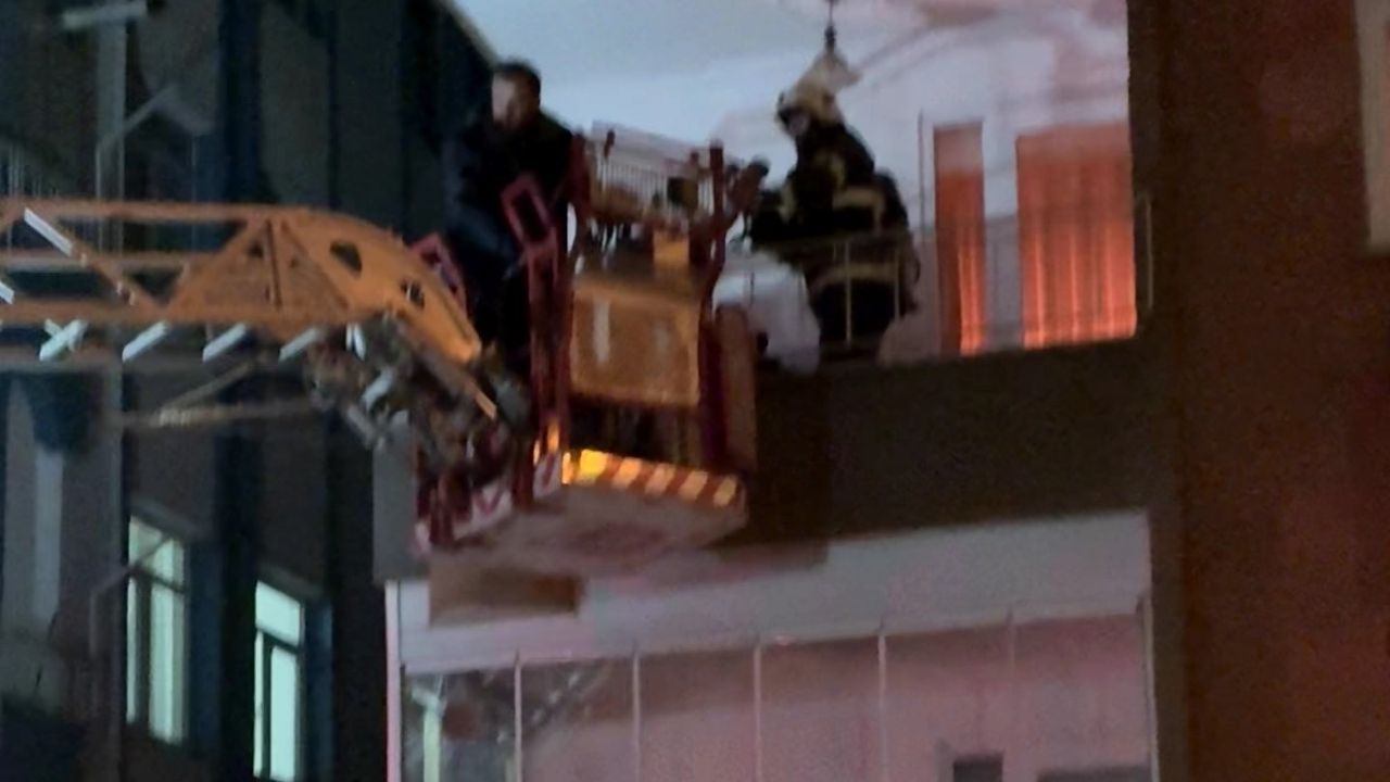 Ünye'de daire yangınında 12 yaşındaki kız balkondan kurtarıldı