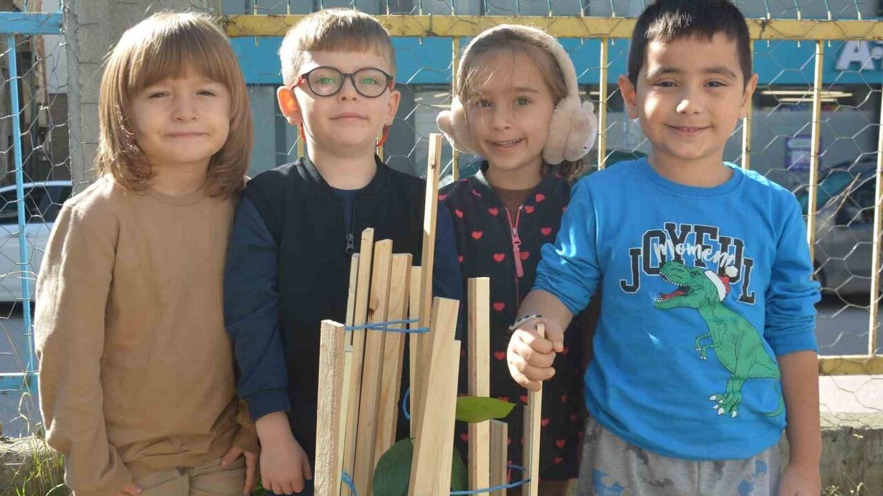 Ünye’de minikler okul bahçesine 16 meyve fidanı dikti