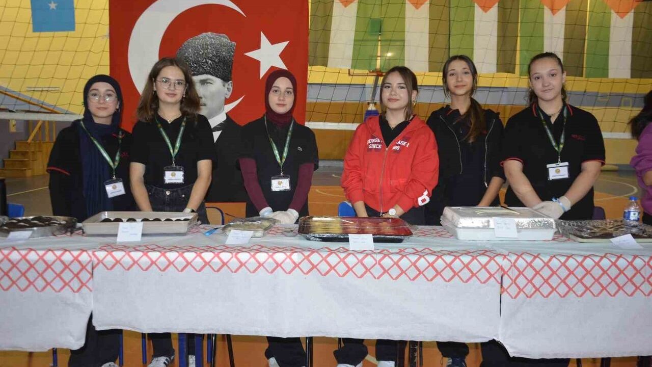 Ünye'de öğrenciler 'Gazze’ye Bir Nefes' için hayır çarşısı düzenledi