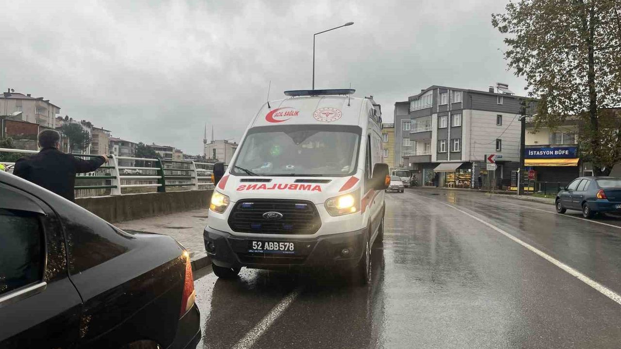 Ünye'de otomobilin çarptığı yaya yaralandı