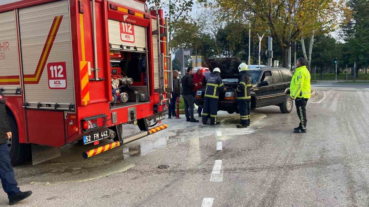 Ünye'de Seyir Halindeki Otomobil Motorunda Yangın
