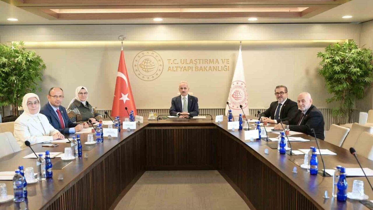 Uraloğlu: Gençlerin dijital dünyada güvenliği için adımlar