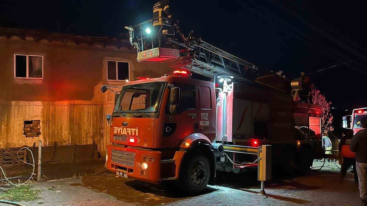 Uşak Muratlı'da 2 Katlı Evin Çatısına Yıldırım Düştü, Yangın Söndürüldü