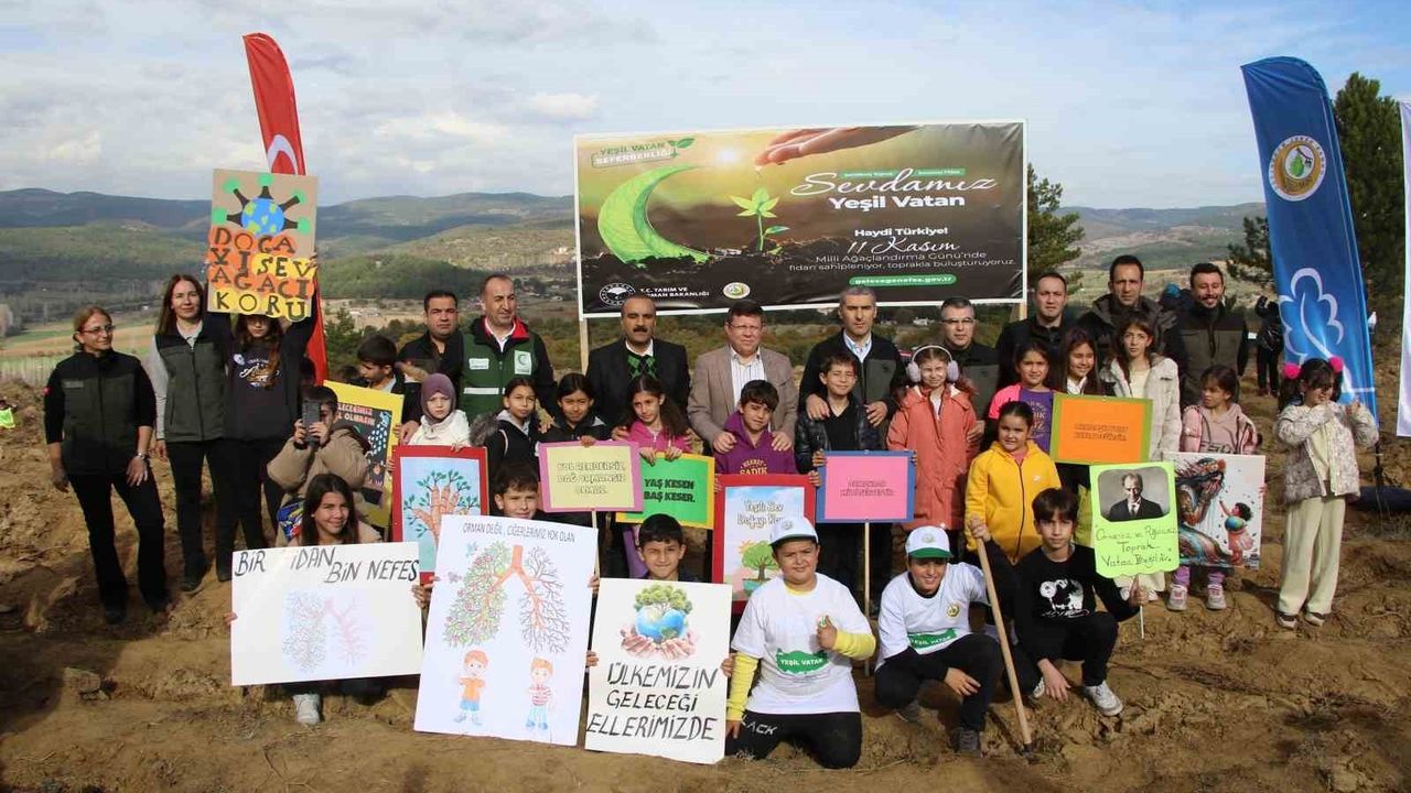 Uşak'ta 11 Kasım Millî Ağaçlandırma Günü'nde fidan dikimi