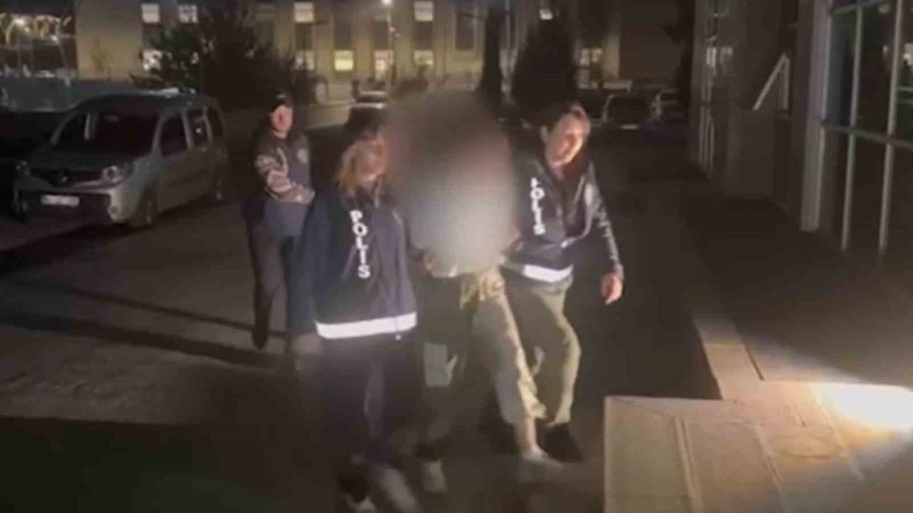 Uşak'ta çalıntı otomobilin şüphelileri yakalandı