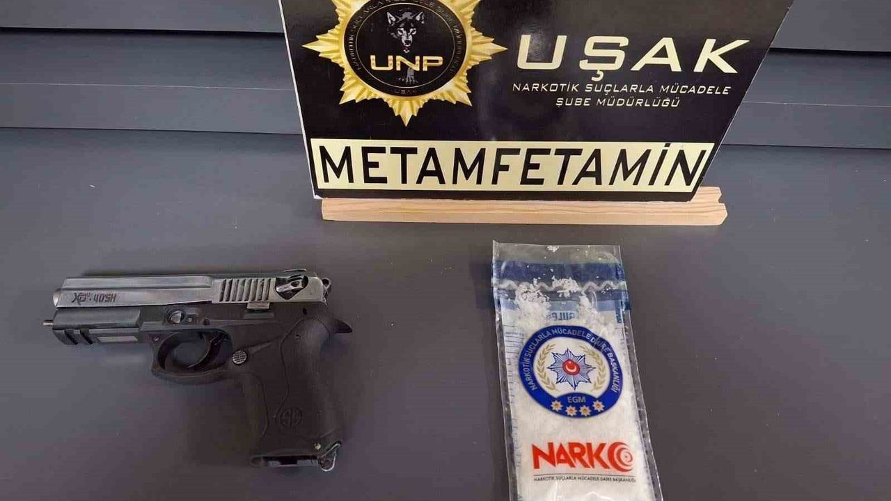 Uşak’ta iki araçta 147 gram metamfetamin ve ruhsatsız tabanca ele geçirildi