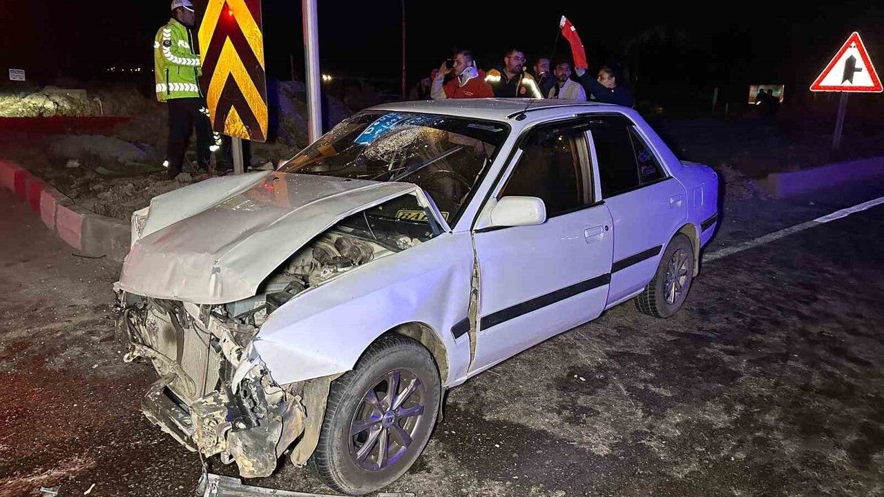 Uşak'ta kavşakta çarpışma: 10 yaralı, 1'i bebek