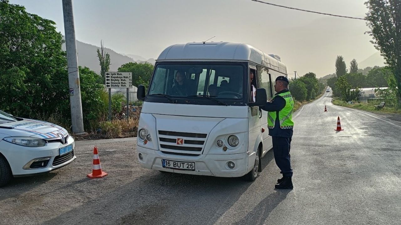Uşak’ta polis ve jandarmadan okul çevreleri ve servislerde sıkı denetim