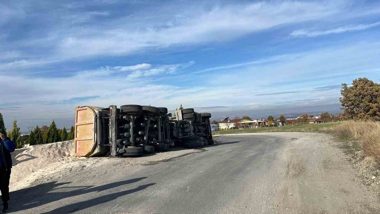 Uşak'ta tır devrildi: Sürücü hafif yaralı