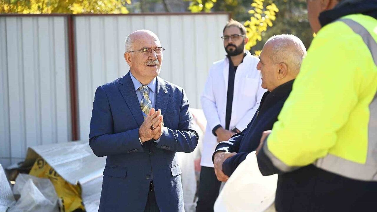 Uşak Üniversitesi Diş Hekimliği Fakültesi Hastanesi inşaatını Rektör Prof. Dr. Ekrem Savaş yerinde inceledi