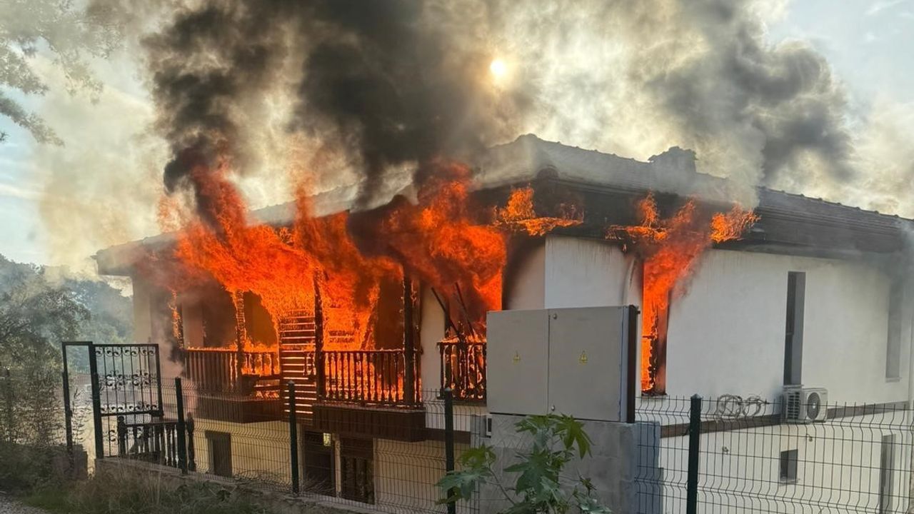Uyuşturucu İle Yakalanmamak İçin Evi Ateşe Veren Şahıs Kaçtı