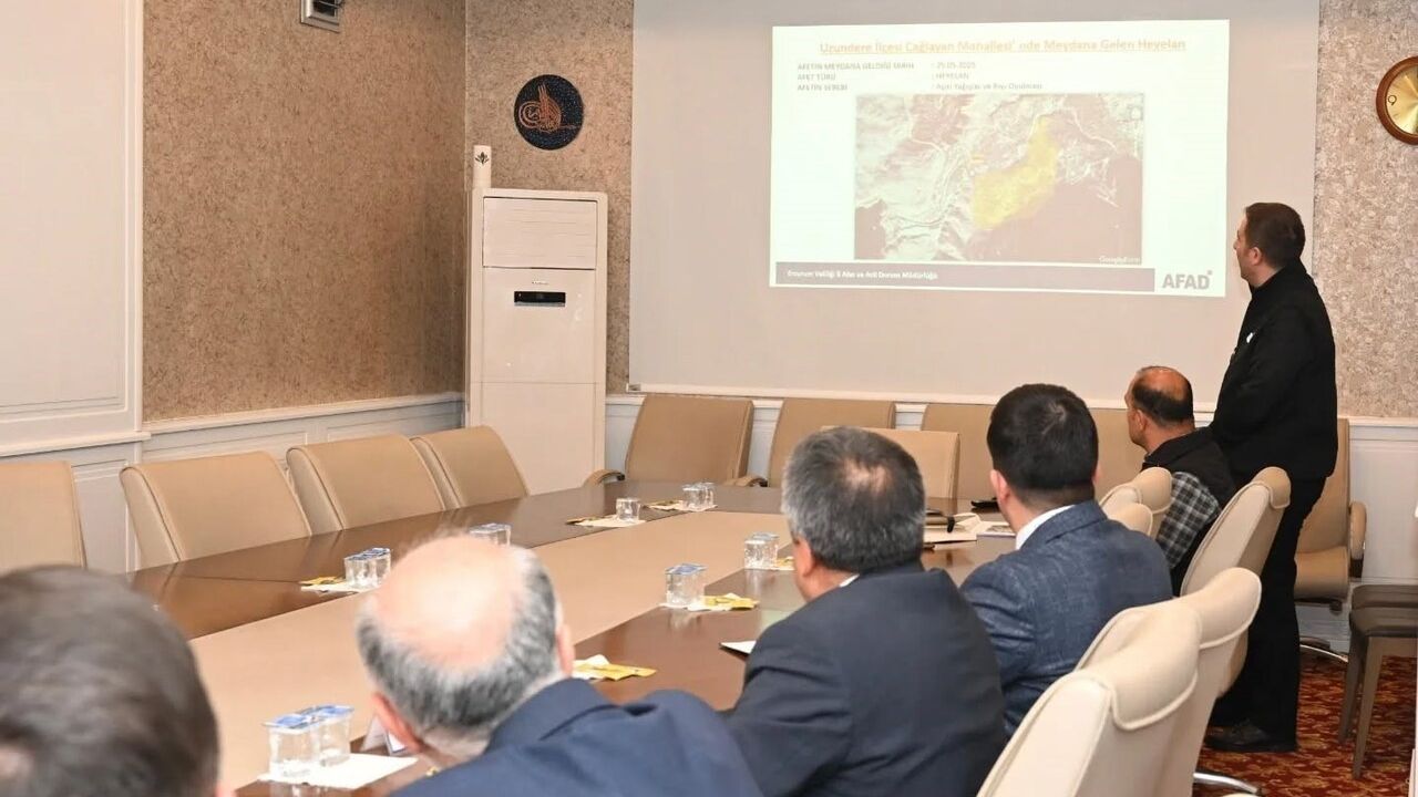 Uzundere Çağlayan’daki heyelan değerlendirmeye alındı