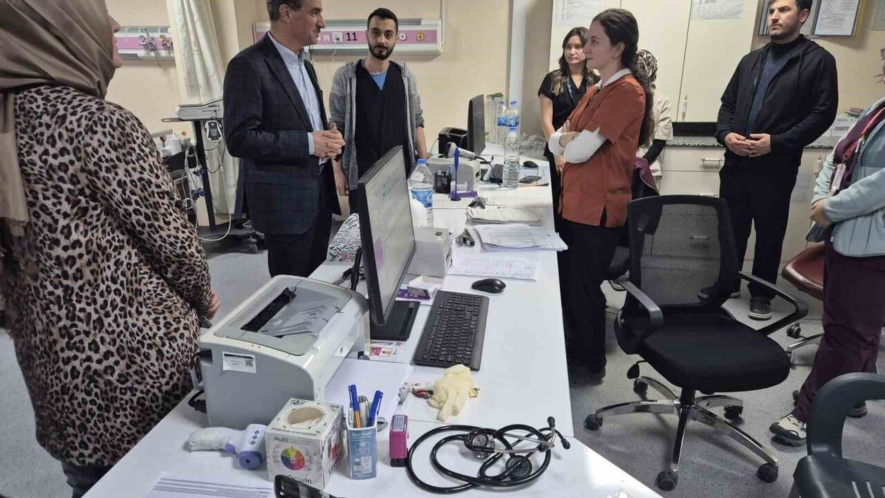 Vali Baruş, Kelkit’te zehirlenme şüphesiyle hastaneye kaldırılan 29 öğrenciyi ziyaret etti