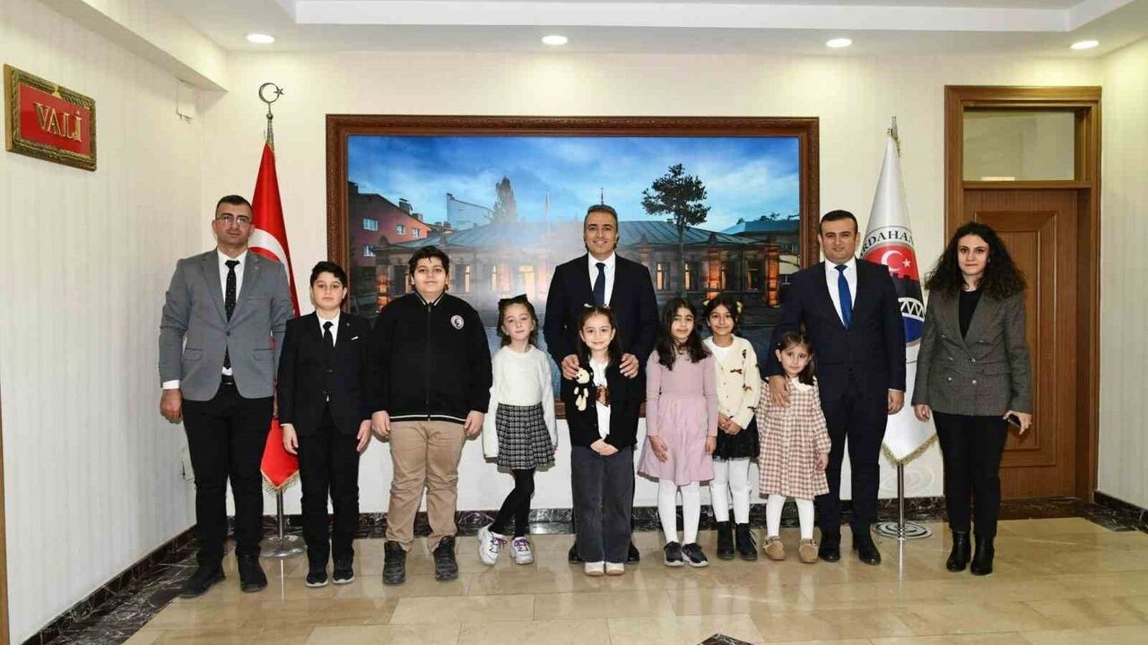 Vali Çiçek, Dünya Çocuk Hakları Günü'nde çocukları makamında ağırladı