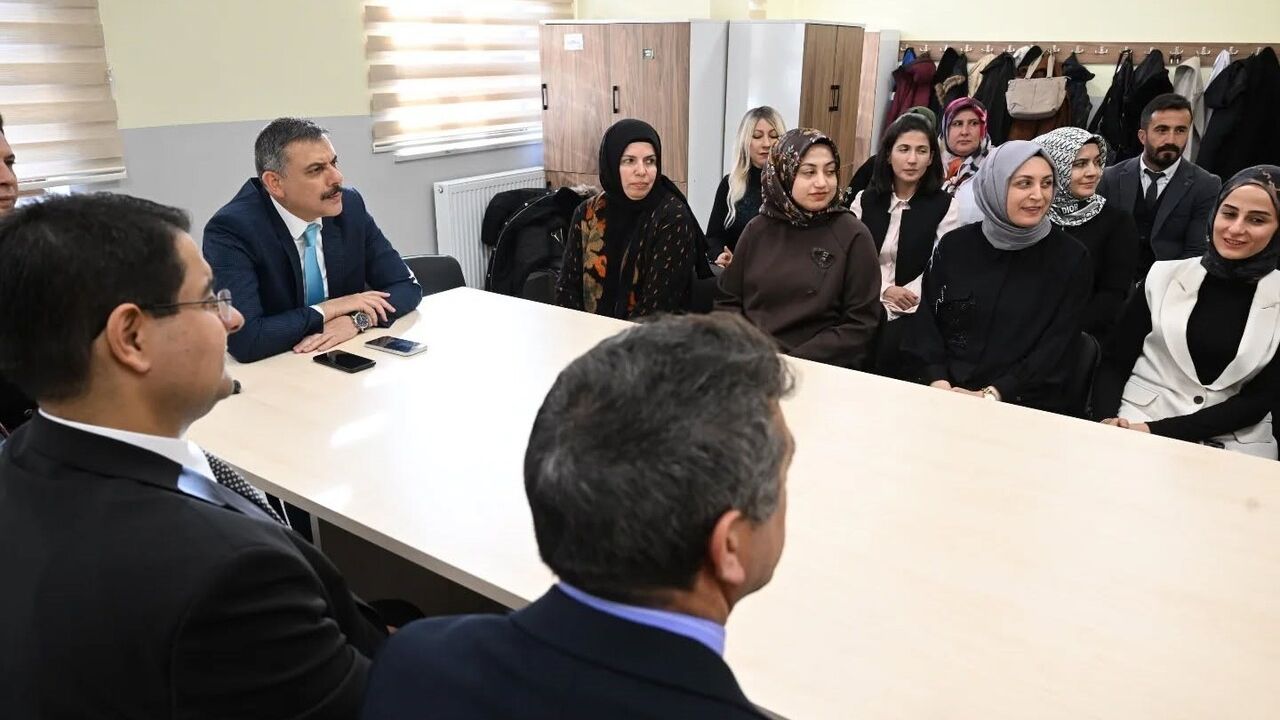 Vali Çiftçi Şehit Taha Nergiz İlkokulu'nu ziyaret etti