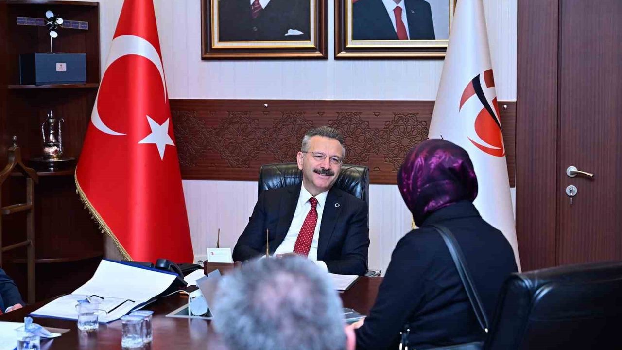 Vali Hüseyin Aksoy Eskişehir'de Halk Günü'nde Vatandaşlarla Buluştu