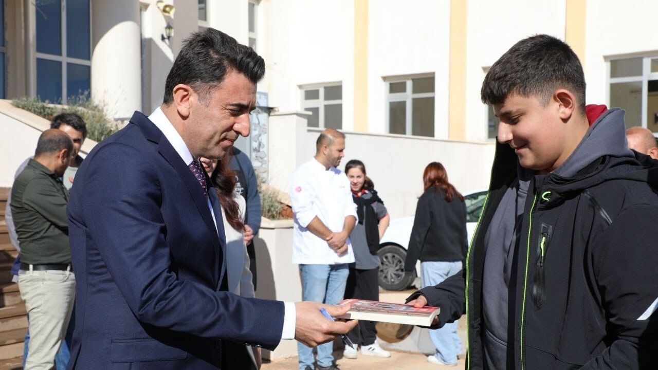 Vali Şefik Aygöl, Tunceli'de Öğrencilerle Buluştu