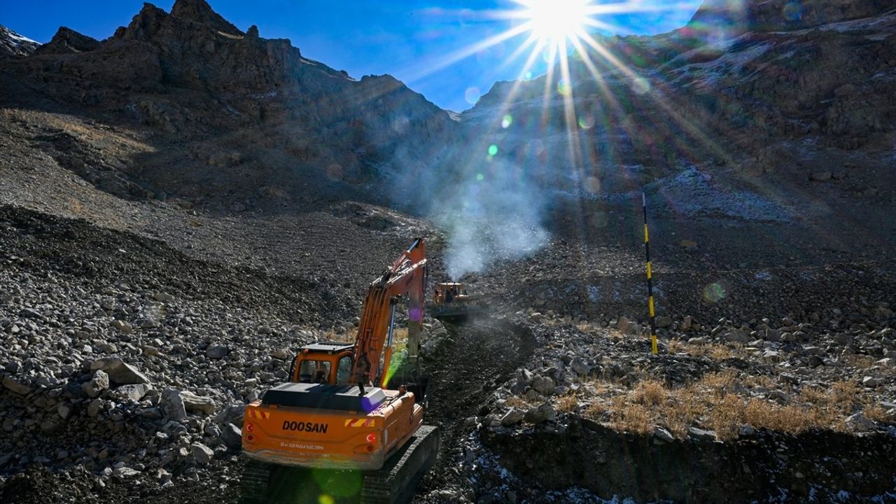 Van-Bahçesaray Yolunda Çığ Riskine Karşı Yeni Önlemler