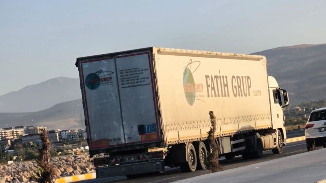 Van’da 12 kilometrelik sahil yolu çökme tehlikesiyle karşı karşıya