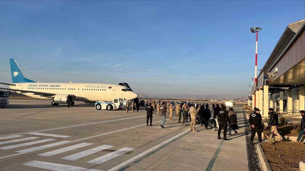 Van'da 300 Afgan göçmen uçakla sınır dışı edildi