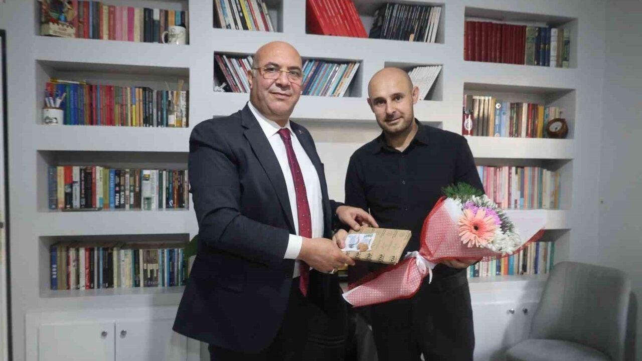 Van'da bıçaklı saldırıda yaralanan öğretmene Milli Eğitim Müdüründen moral ziyareti