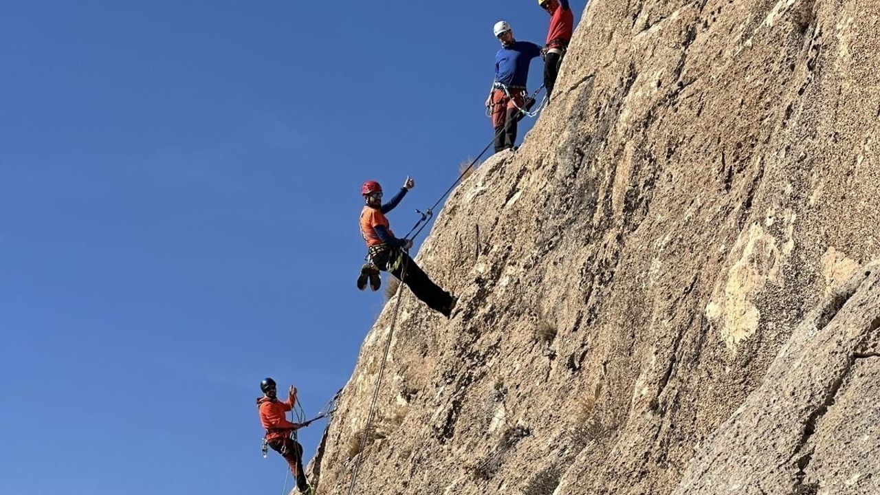 Van'da ilk çok ip boylu kaya tırmanışı eğitimi düzenlendi