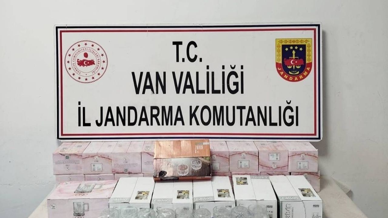 Van'da jandarmadan iki noktada kaçak eşya operasyonu