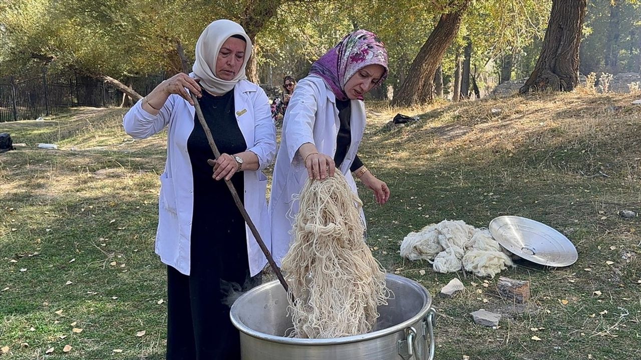 Van'da Kadınlar Doğadan Elde Ettikleri Bitkilerle İpleri Renklendiriyor