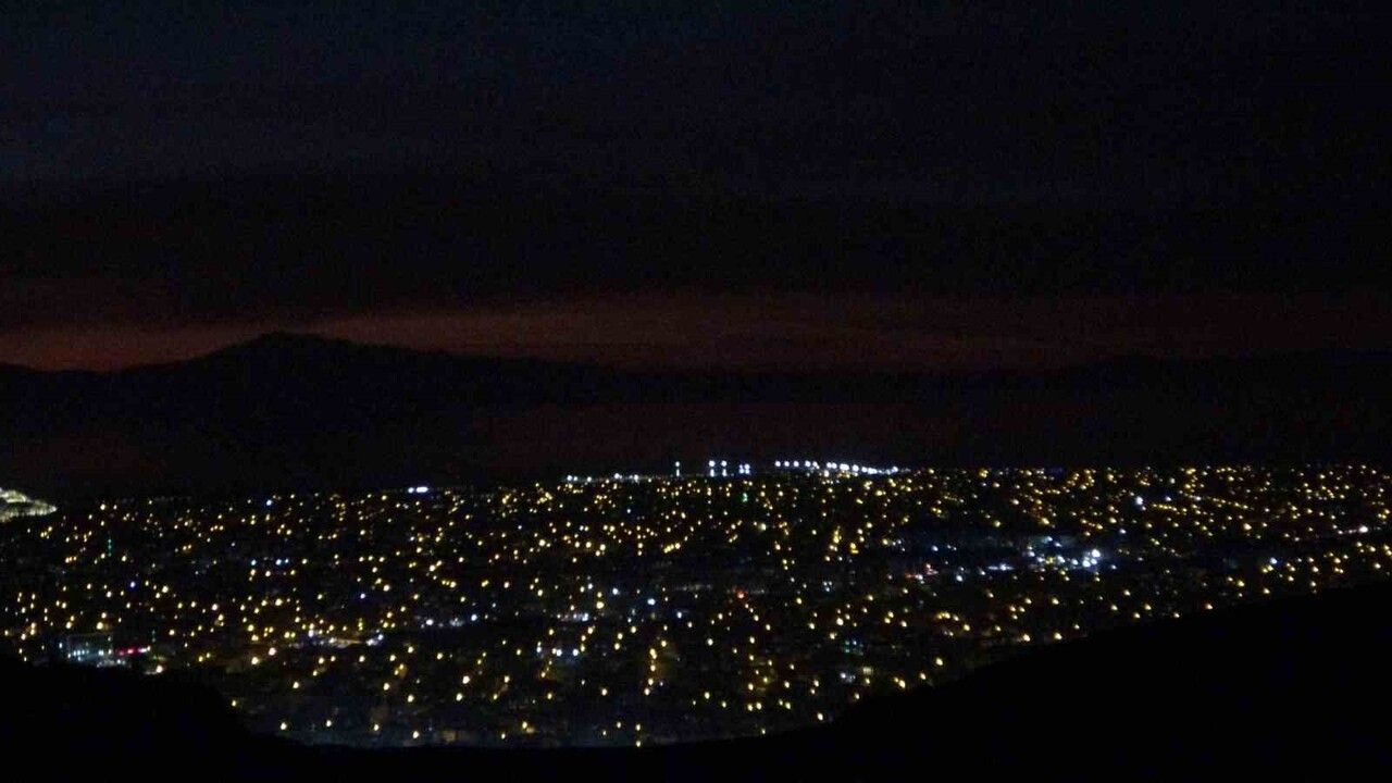 Van'da Kartpostallık Günbatımı: Gökyüzü Kızıl Tonlara Büründü