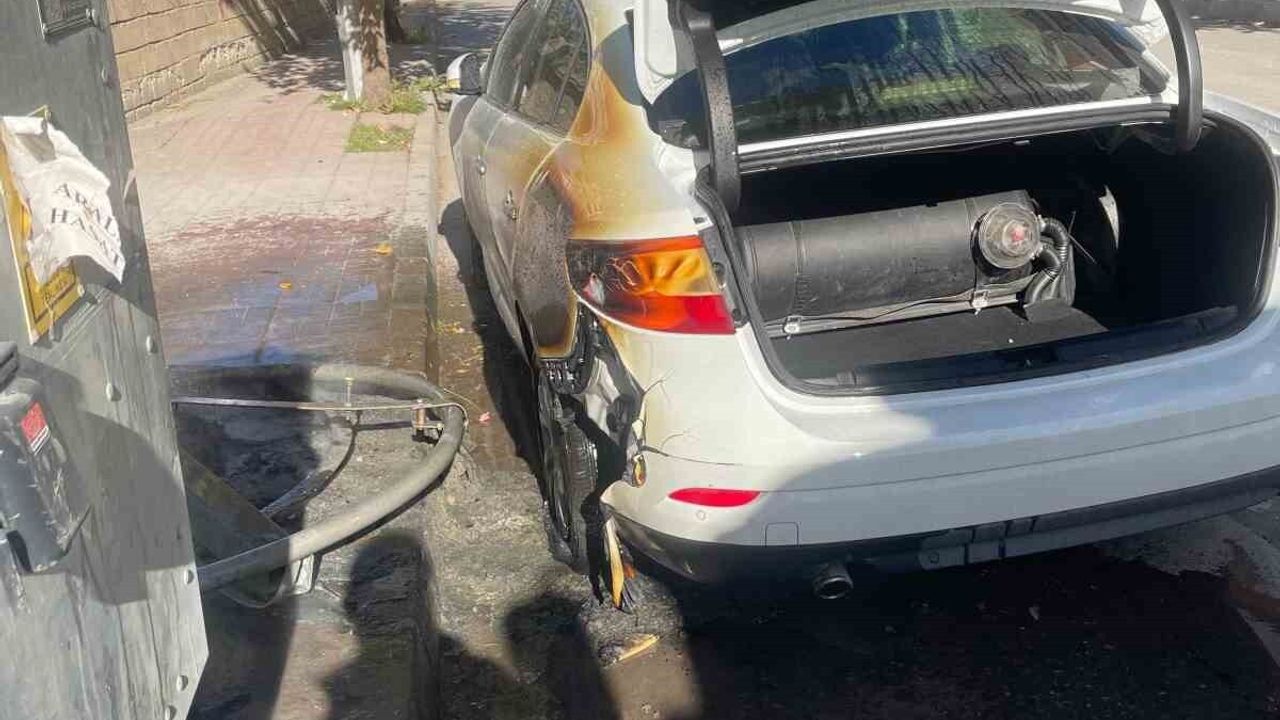 Van'da konteynere atılan yanıcı madde otomobile sıçradı