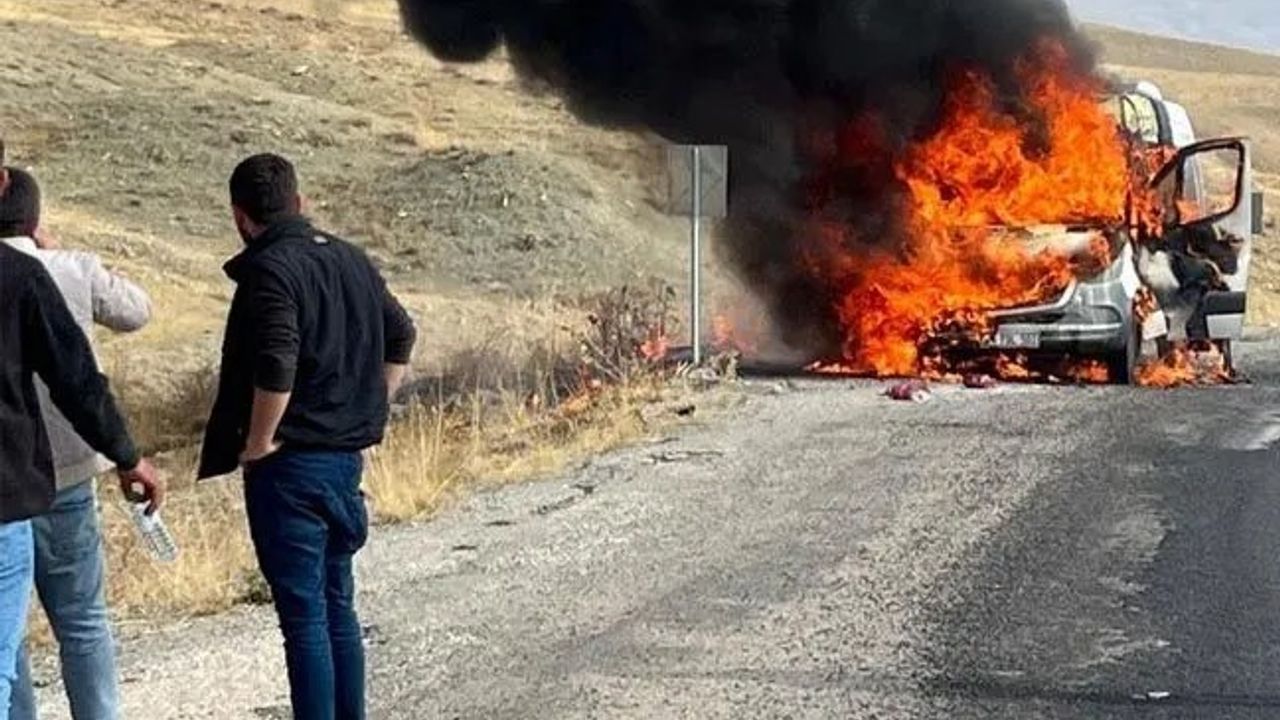 Van'da yolcu minibüsü alev alarak kullanılamaz hale geldi