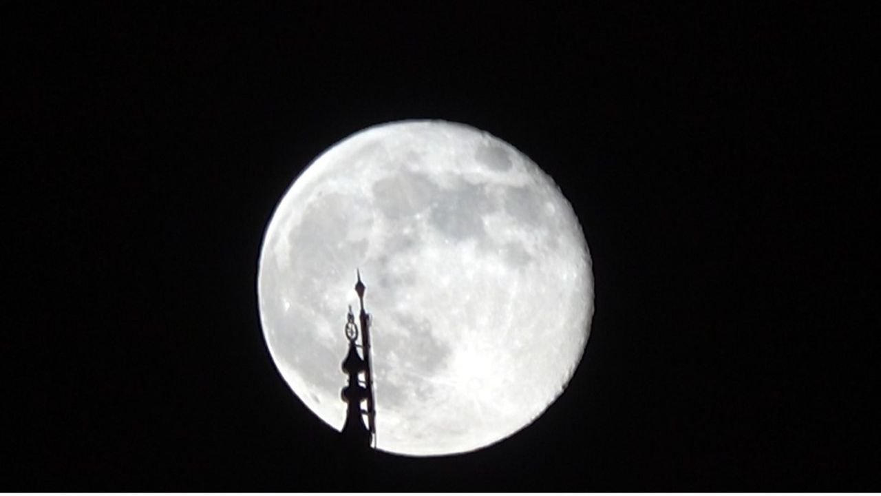 Van gecelerinde şişkin ay kartpostallık görüntüler sundu