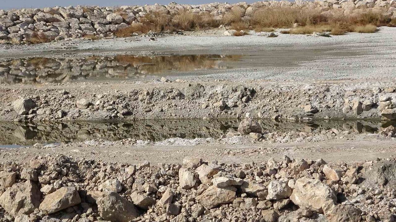 Van Gölü çekilmesi balıkçı limanlarını kara hâline getirdi