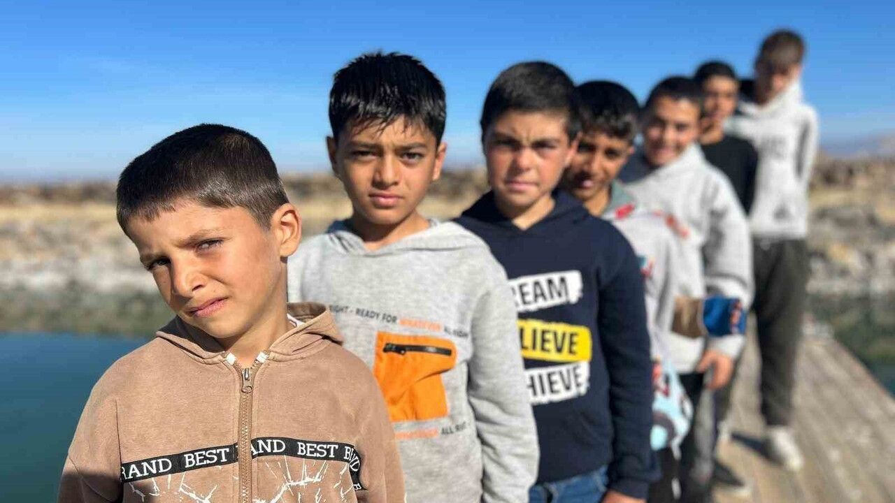 Van Gölü'nde yaz boyu açılan saçlar kışla birlikte doğal rengine döndü