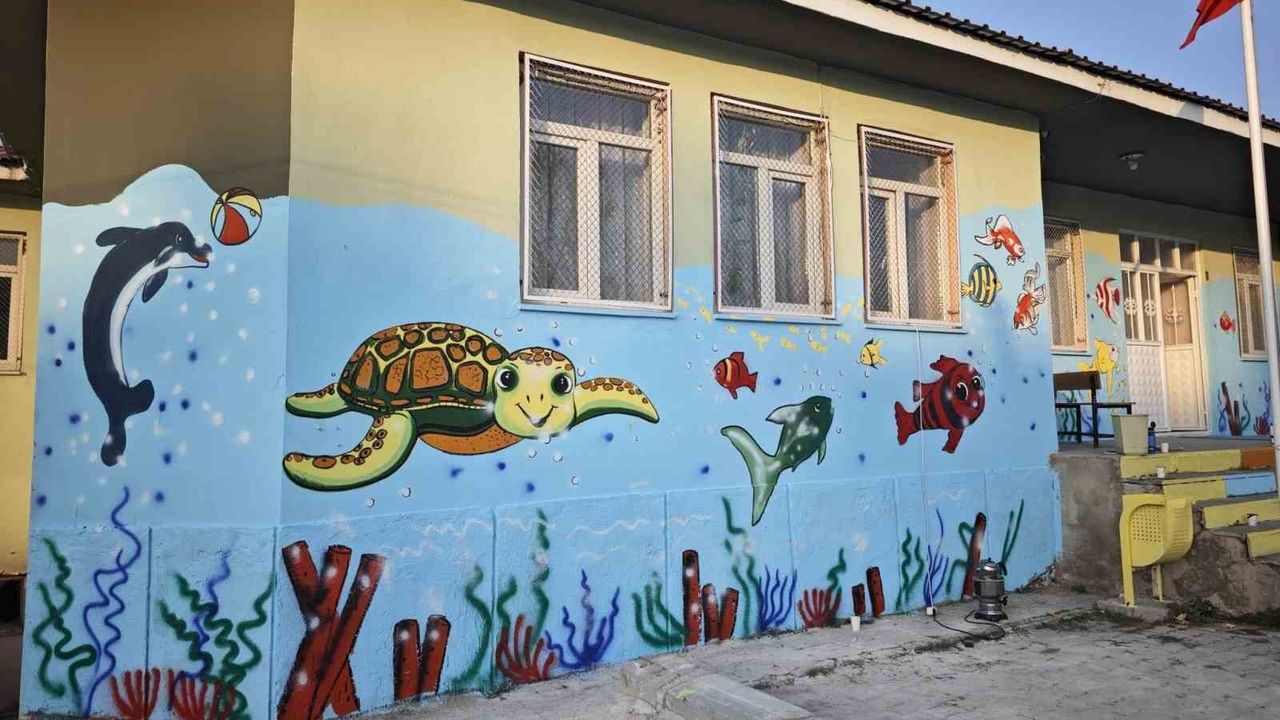 Van Güzel Sanatlar Lisesi Öğrencileri Saray'daki Anaokulunu Renklerle Donattı