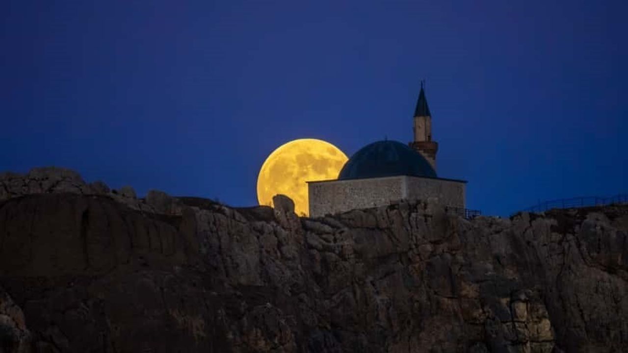 Van Kalesi'nde Kunduz Süper Ay Gökyüzünde Şahane Bir Manzara Oluşturdu