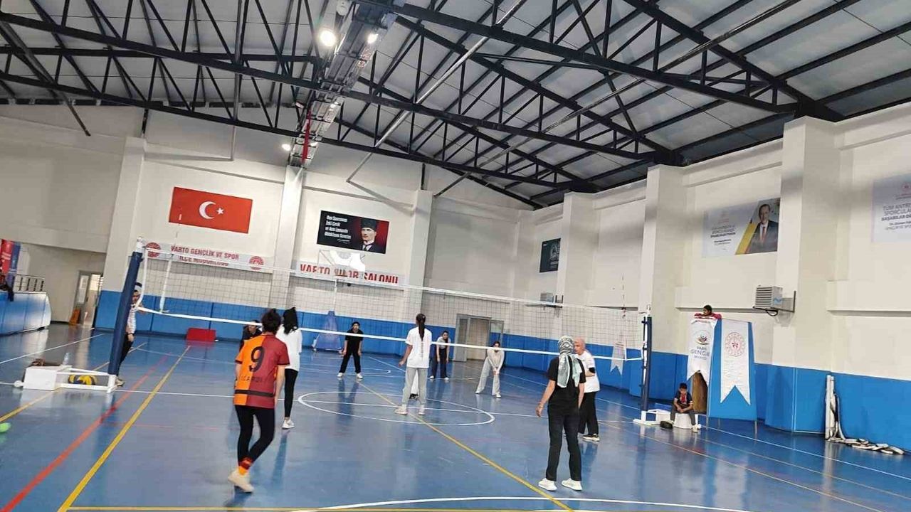 Varto Spor Salonu'nda yoğun katılımlı voleybol antrenmanları