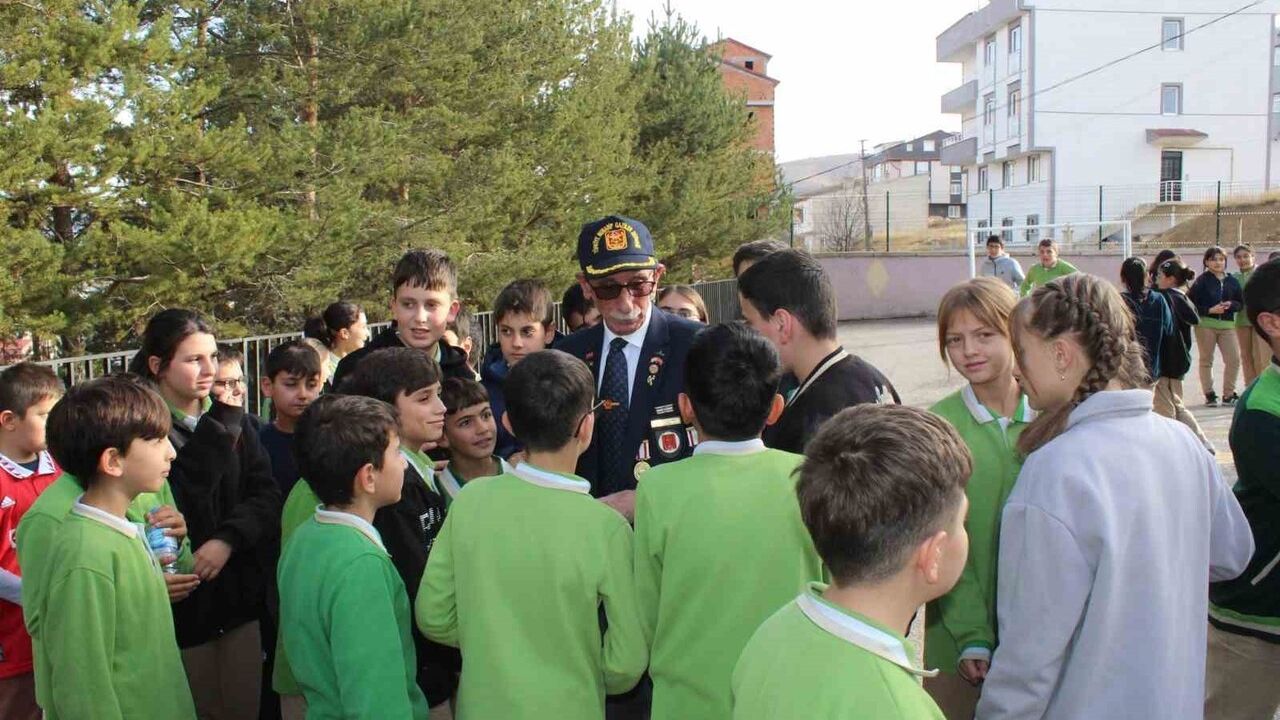 Vatan ve Kahraman Buluşmaları Bayburt'ta: Gaziler ve Şehit Yakınları Öğrencilerle Buluştu