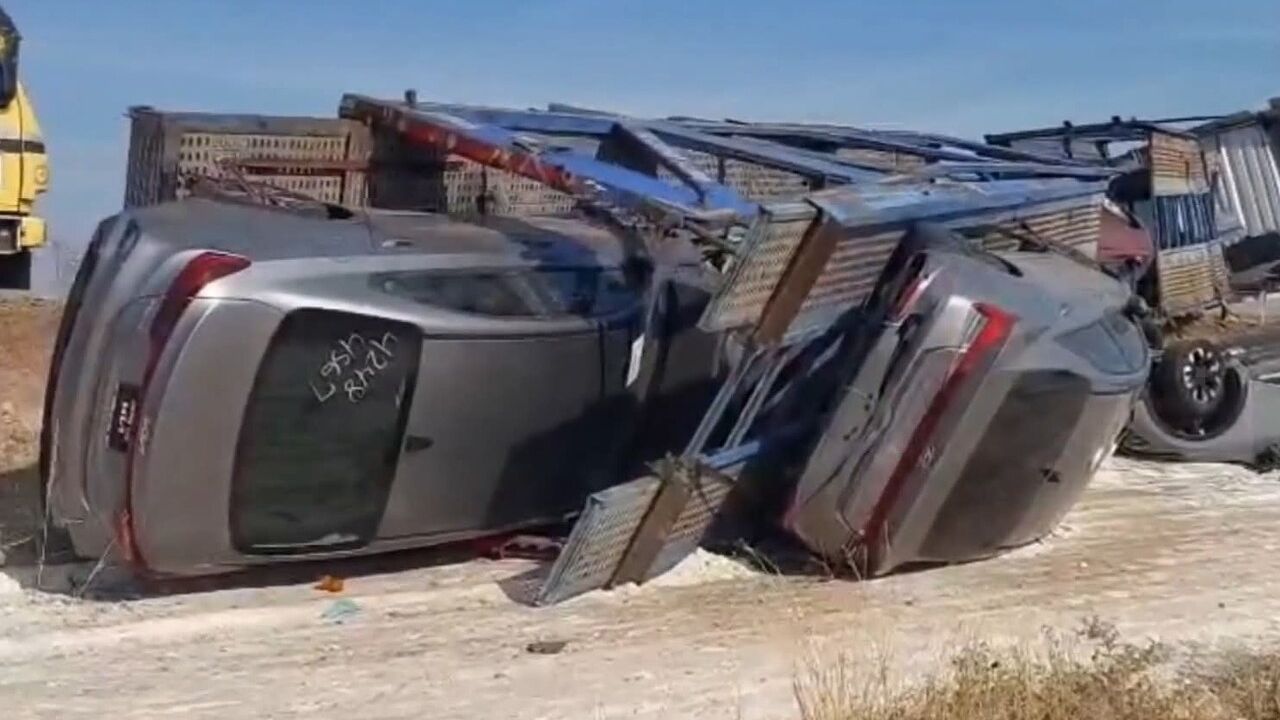 Viranşehir'de devrilen tırdaki sıfır otomobiller büyük hasar aldı