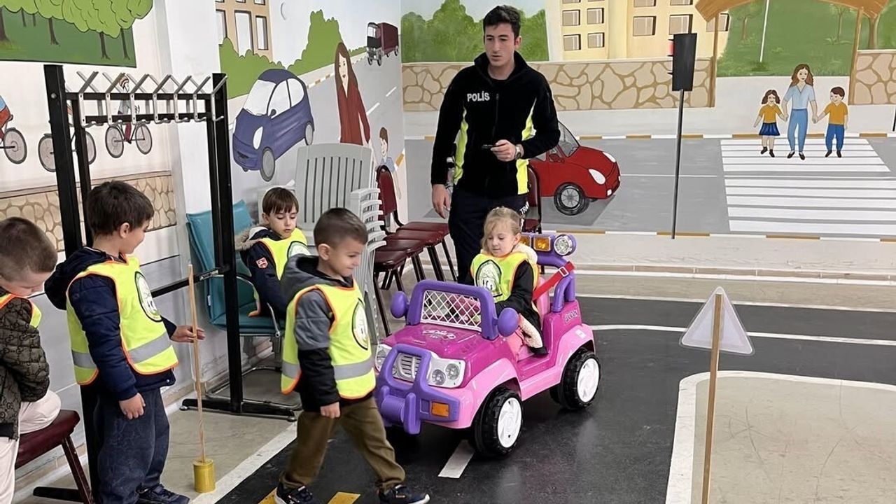 Vize'de anaokulu öğrencilerine uygulamalı trafik eğitimi