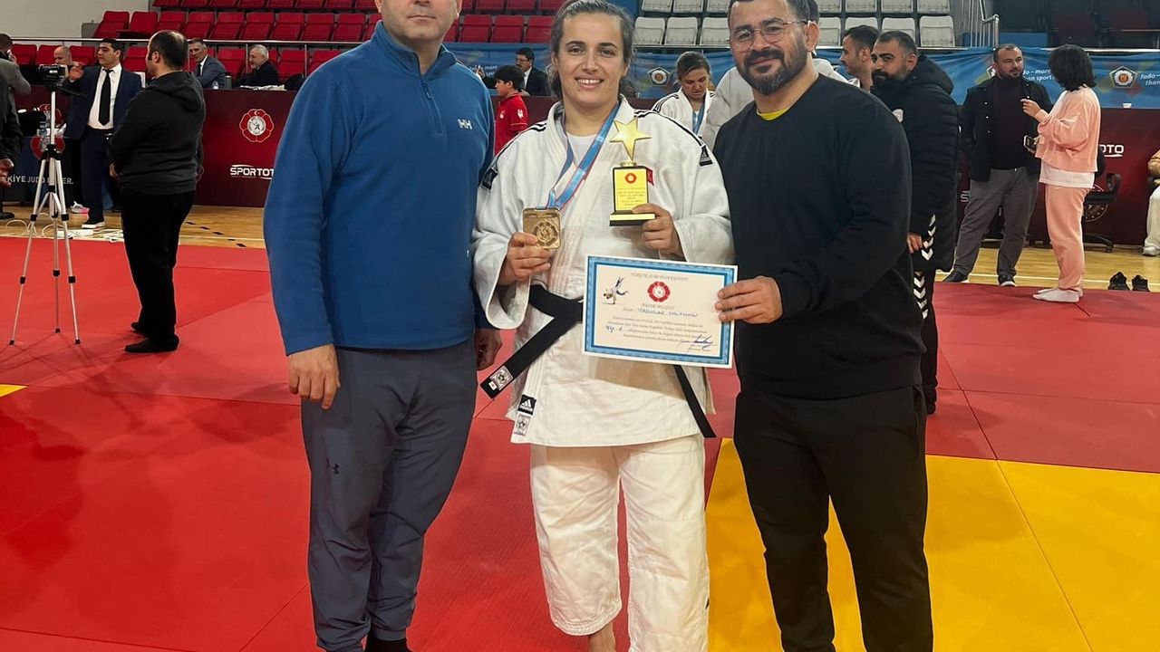 Yadigar Talayhan, İşitme Engelliler Olimpiyatları için Tokyo'ya uğurlandı