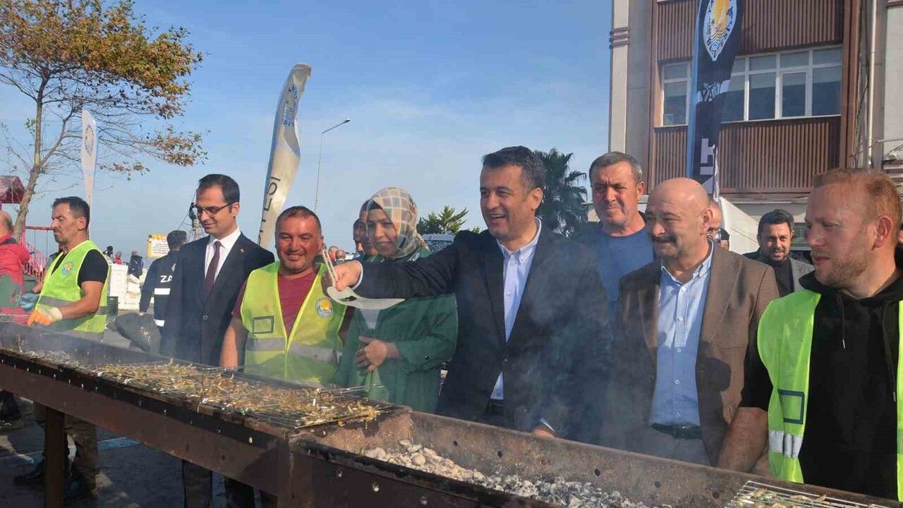 Yakakent Hamsi Festivali'nde yoğun ilgi: 2 saatte 3 ton hamsi tükendi