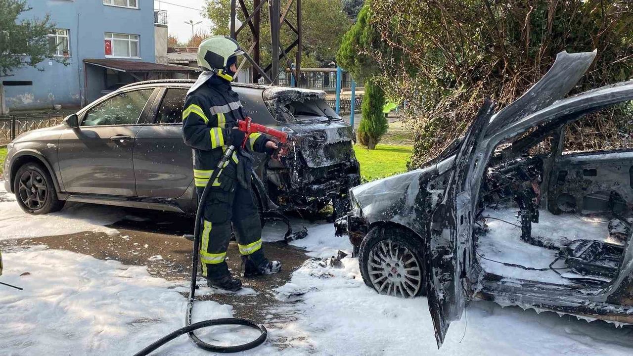 Yakıt alımı sonrası motor alev aldı: İki otomobil kullanılamaz hale geldi