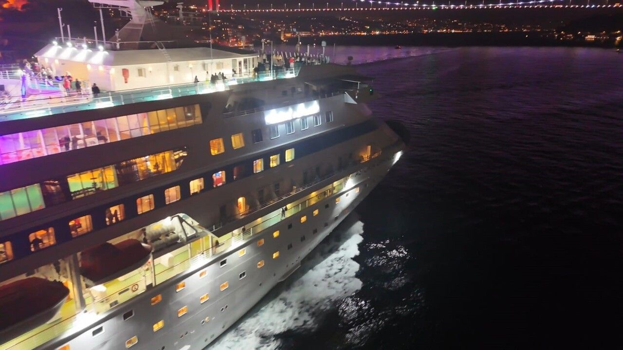 Yanaşma izni verilmeyen Astoria Grande Karadeniz'e doğru yola çıktı