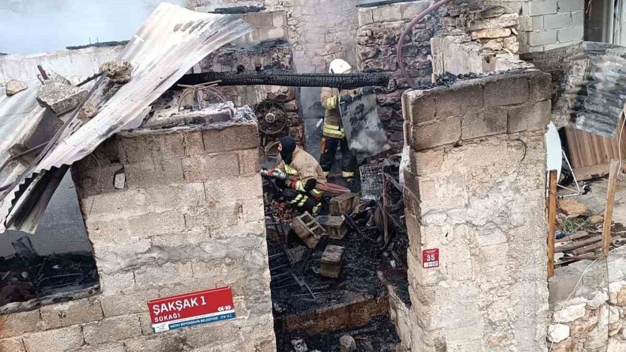 Yayladağı'nda metruk binada çıkan yangın itfaiye tarafından söndürüldü