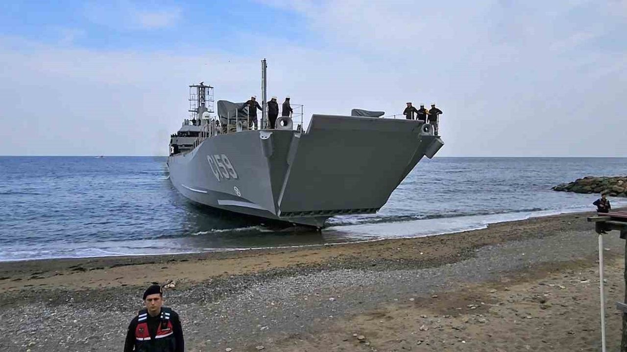 Yeni Tip Çıkarma Gemisi Ç-159 Esenköy Kıyısında Test Edildi