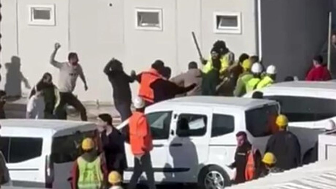 Yenimahalle'de inşaatta taşlı sopalı kavga