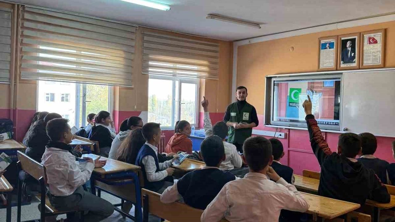 Yeşilay Kars Şubesi Akyaka’da 'Köyümüzde El Ele' ile çocuklarla buluştu