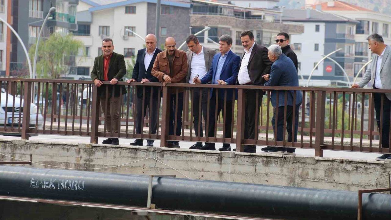 Yeşilırmak Nehri Amasya kesiminde 6 iş makinesiyle temizlik