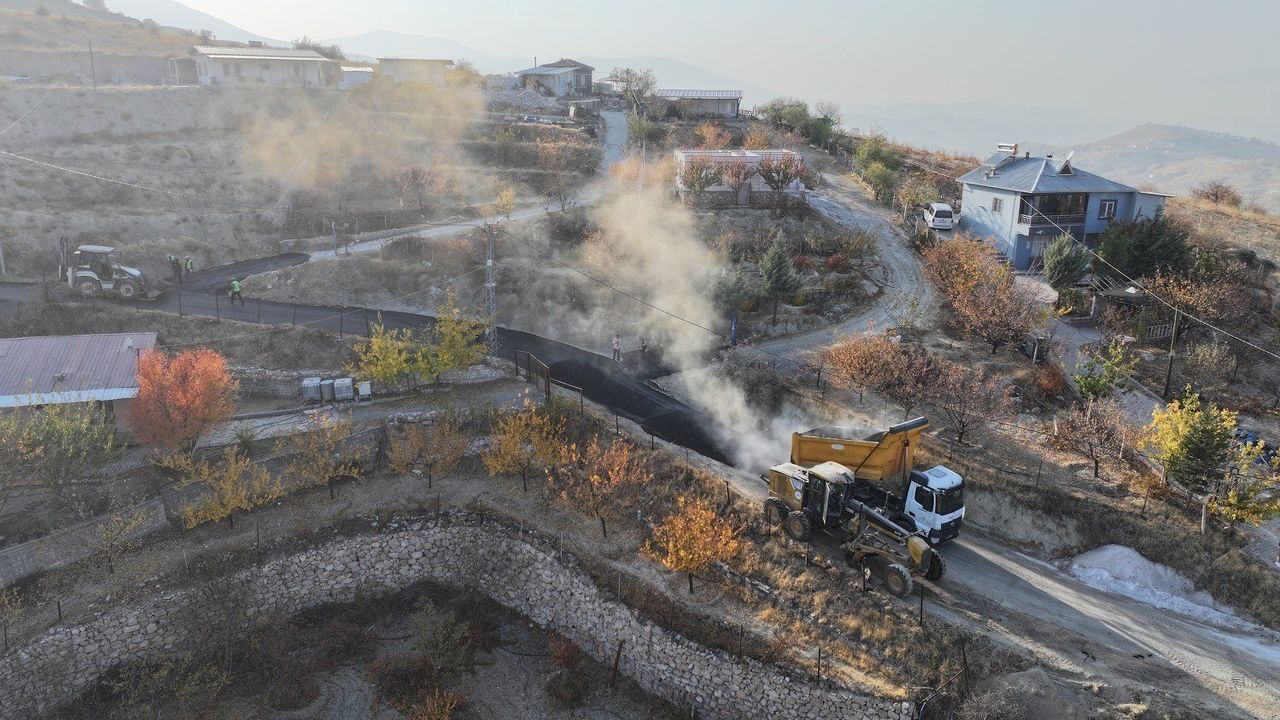 Yeşilyurt Belediyesi Banazı Yeni Mahallesi'nde 3 kilometrelik yolu sıcak asfaltla yeniledi